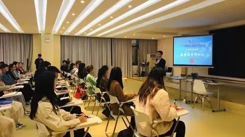 小标题：心理咨询师职业前景分析